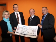 Diana Becker, Rheuma-Liga Brandenburg, Steffen Bischoff, VR Bank, Werner Dau, Präsident der Rheuma-Liga Brandenburg, sowie Schatzmeister Matthias Miethner (v.l.n.r.) mit dem Scheck über 500 Euro.
Foto: contentic/kühn Foto